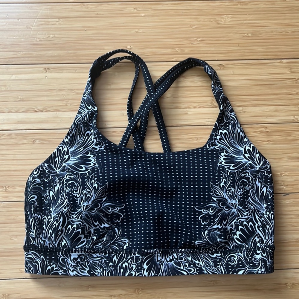 Gently used lulu lemon energy bra size 6 with removable pads